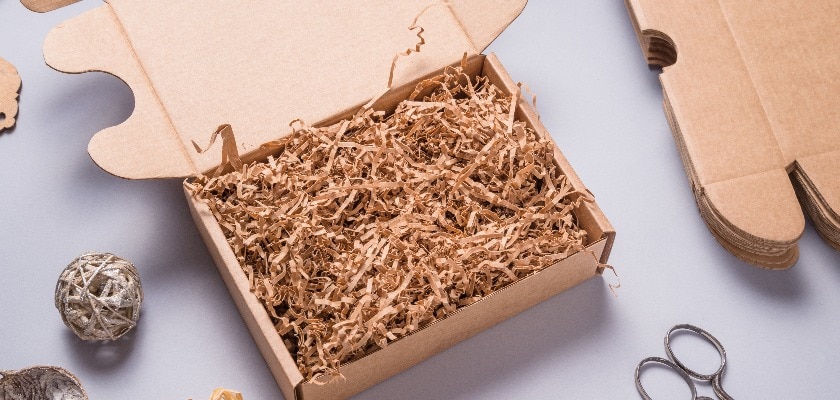 Braunes geschreddertes Papier als Füllung in einem Karton für Verpackungen
