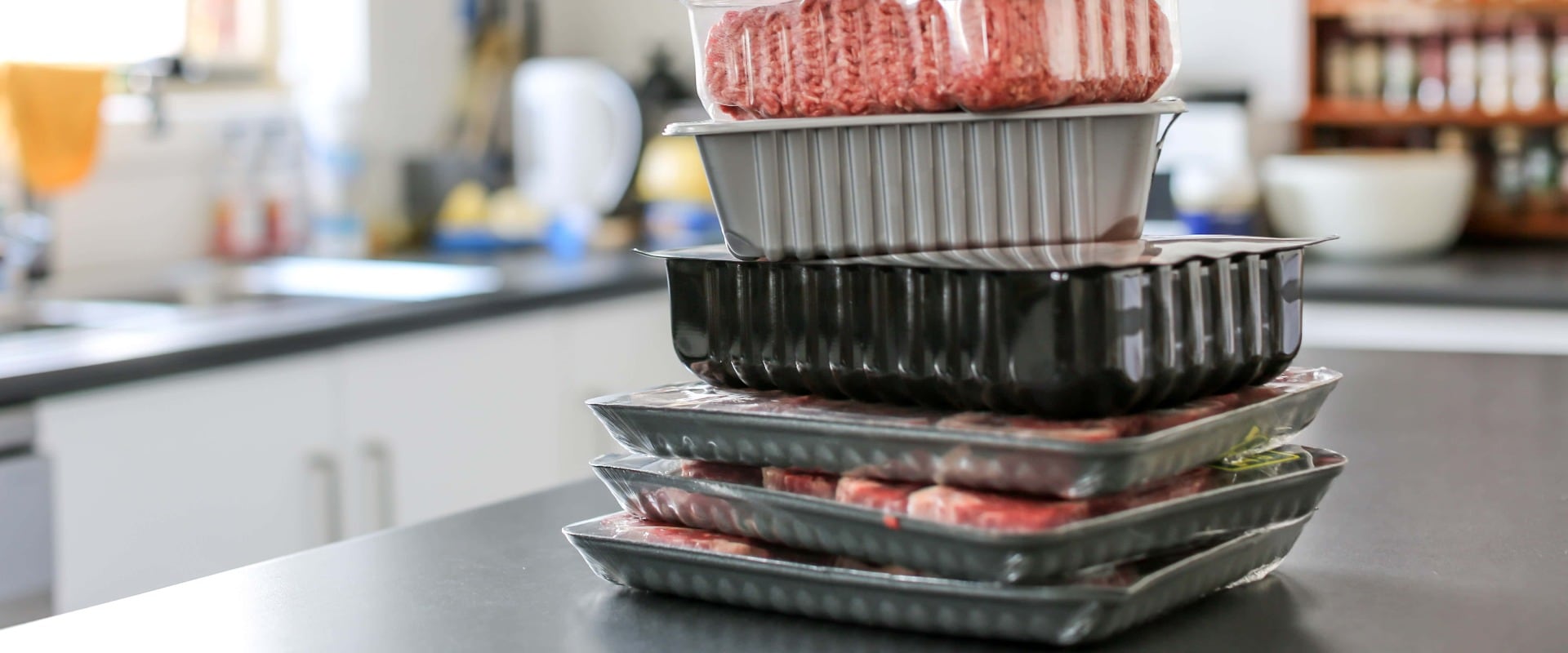 Fleisch in Plastikverpackung auf einem Küchentisch
